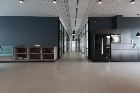 Bürofläche mit dunkel gestrichener Wand und heller Decke